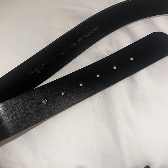 Circular Logo Buckle Leather Belt - Picture 3 of 7